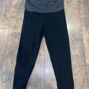 New without tags. Victoria Secret cropped leggings. Size Small.